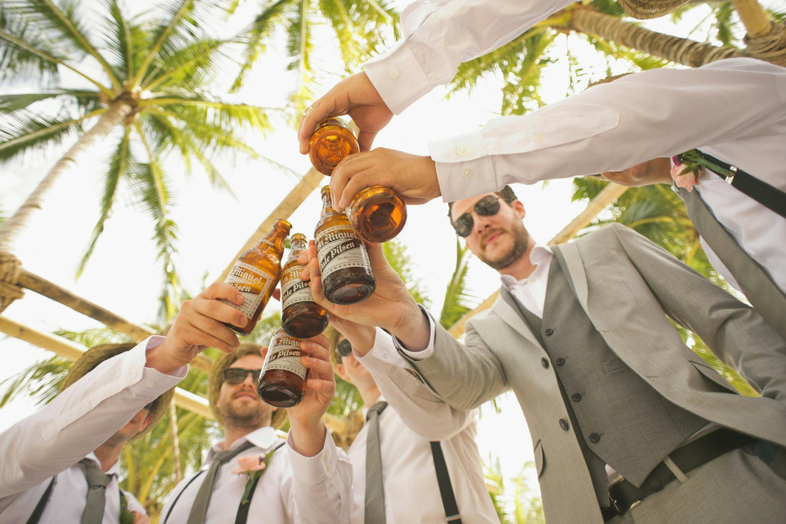 Amis trinquant avec des bouteilles, ambiance conviviale d'un cadeau EVG original