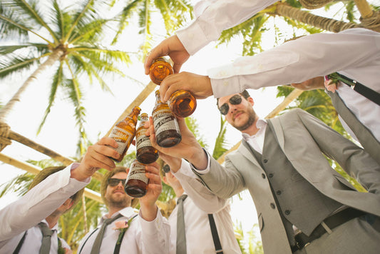 Amis trinquant avec des bouteilles, ambiance conviviale d'un cadeau EVG original