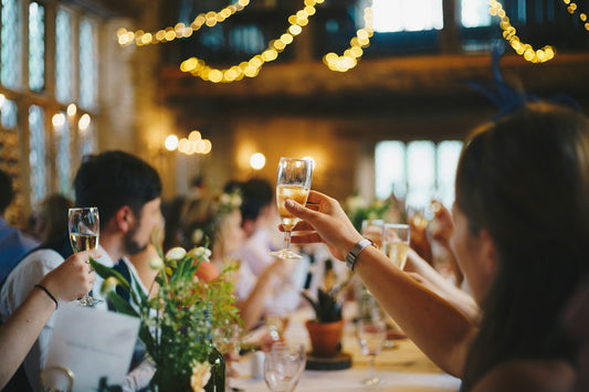 Amis trinquant élégamment pour célébrer un anniversaire de 30 ans autour d'un verre