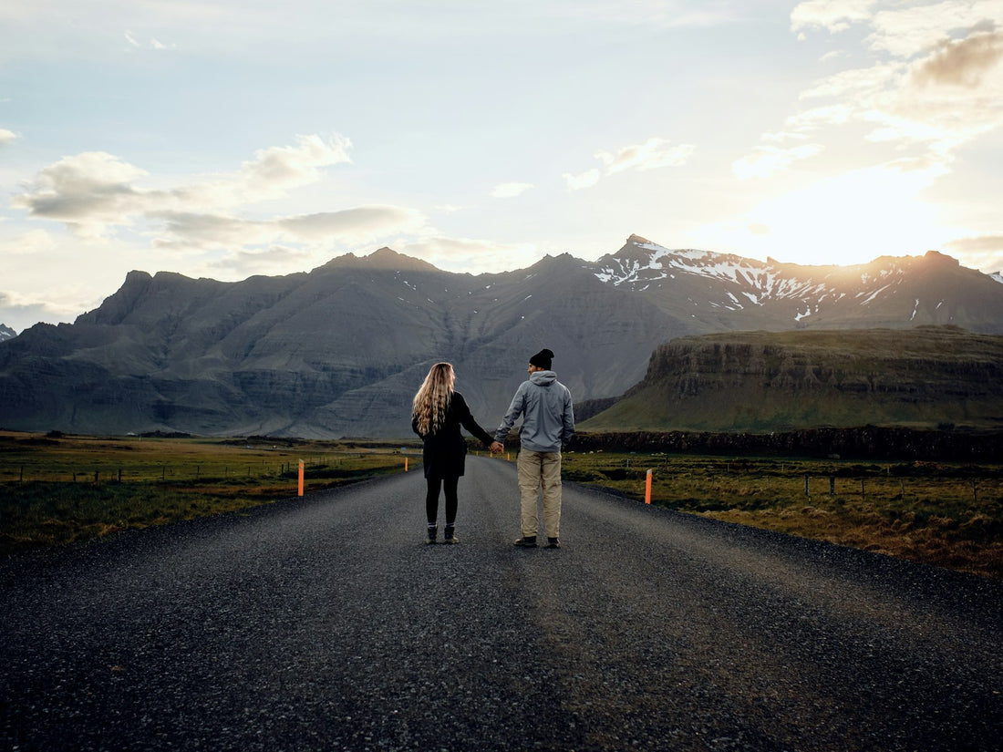 Couple main dans la main sur une route, souvenir d'un anniversaire de rencontre