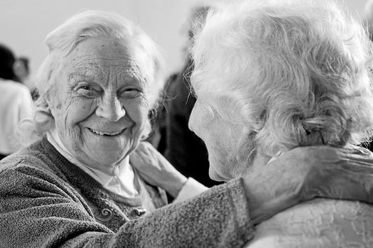 Portrait tendre d'une dame souriante, cadeau anniversaire 90 ans plein d'émotion