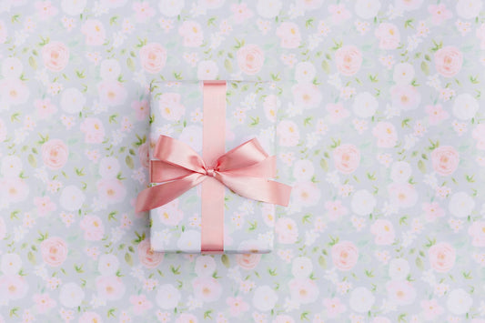 Cadeau fête des mères personnalisé emballé d'un ruban rose élégant