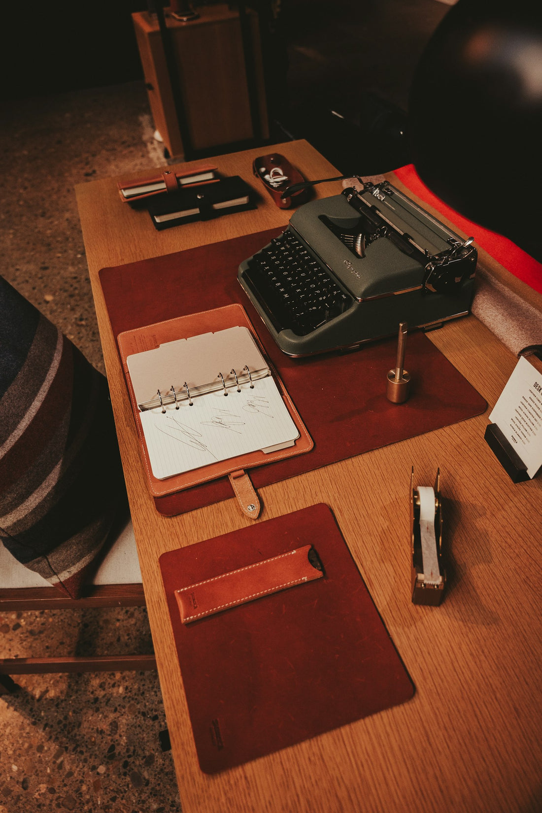 Bureau vintage avec machine à écrire et carnet pour composer un poème fête des pères