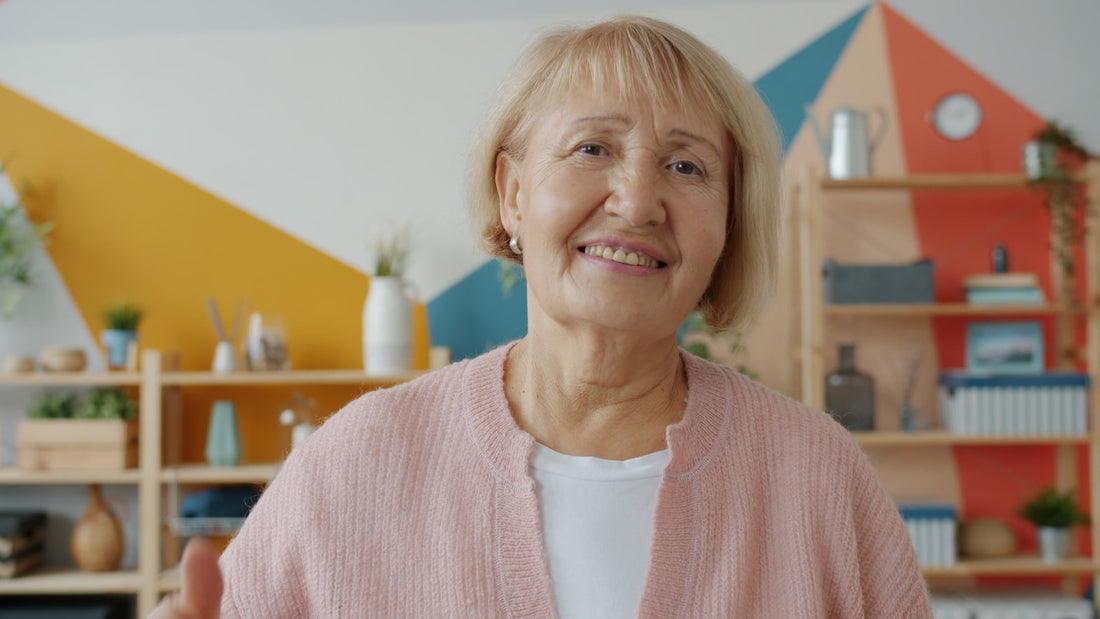 Portrait d'une maman élégante et souriante qui a déjà tout