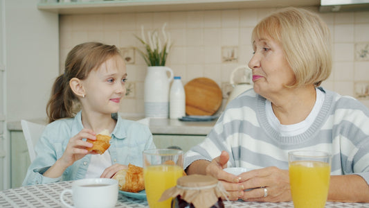 Mamie et petite-fille partageant un moment tendre pour la fête des mères